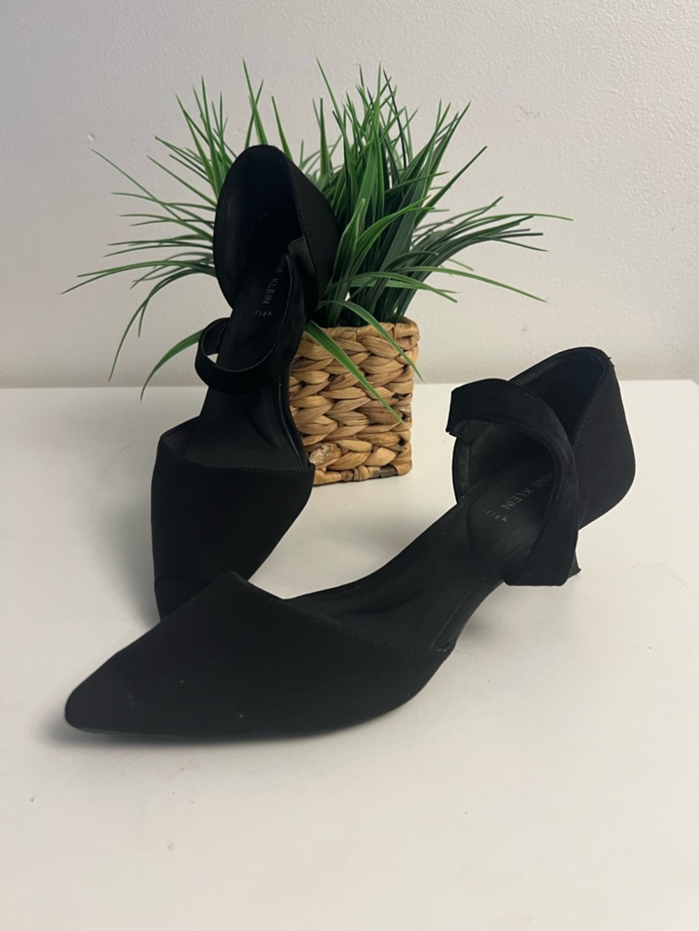 Anne Klein iFlex Black Pointed Toe Asymmetrical Strap Flats Shoes Women's Size 8